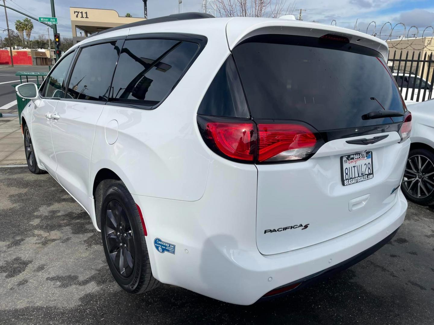 2020 WHITE /RED Chrysler Pacifica Hybrid Limited (2C4RC1N71LR) with an 3.6L V6 DOHC 24V HYBRID engine, CVT transmission, located at 744 E Miner Ave, Stockton, CA, 95202, (209) 944-5770, 37.956863, -121.282082 - PLUS TAXES AND FEES - Photo#14